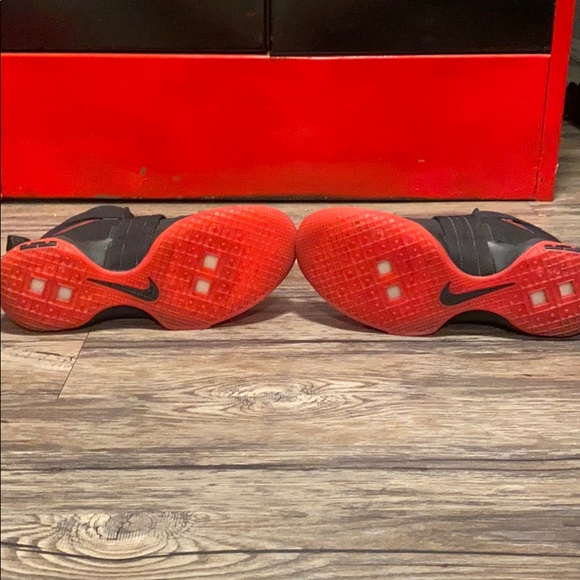 Rare Mens black and red Nike Lebron Soldier 10’s - Picture 5 of 6